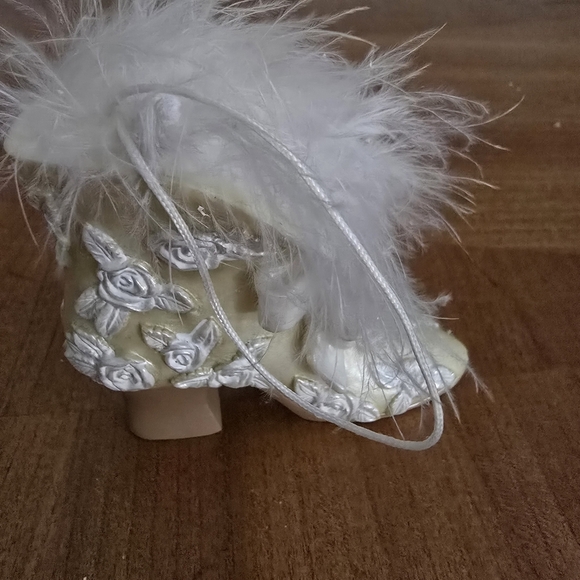 Vintage Victorian Accessory Hat Box and Rose Feather Lace Shoe - Picture 7 of 10